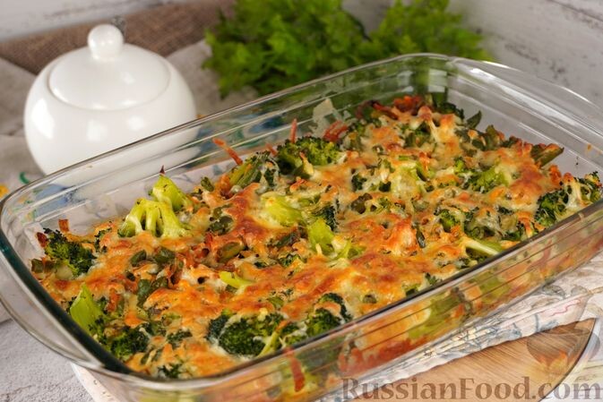 капуста брокколи, фасоль стручковая, морковь, лук репчатый, сыр твёрдый, молоко, яйца, мука, масло растительное, соль, перец чёрный молотый, эстрагон