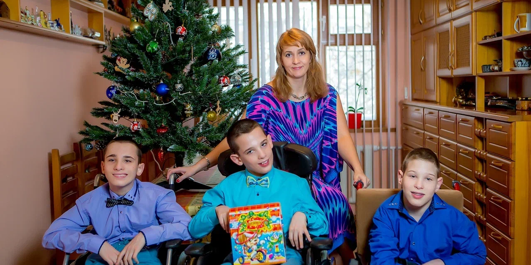 Екатерина Аронова в одиночку воспитывает троих сыновей-подростков с ДЦП