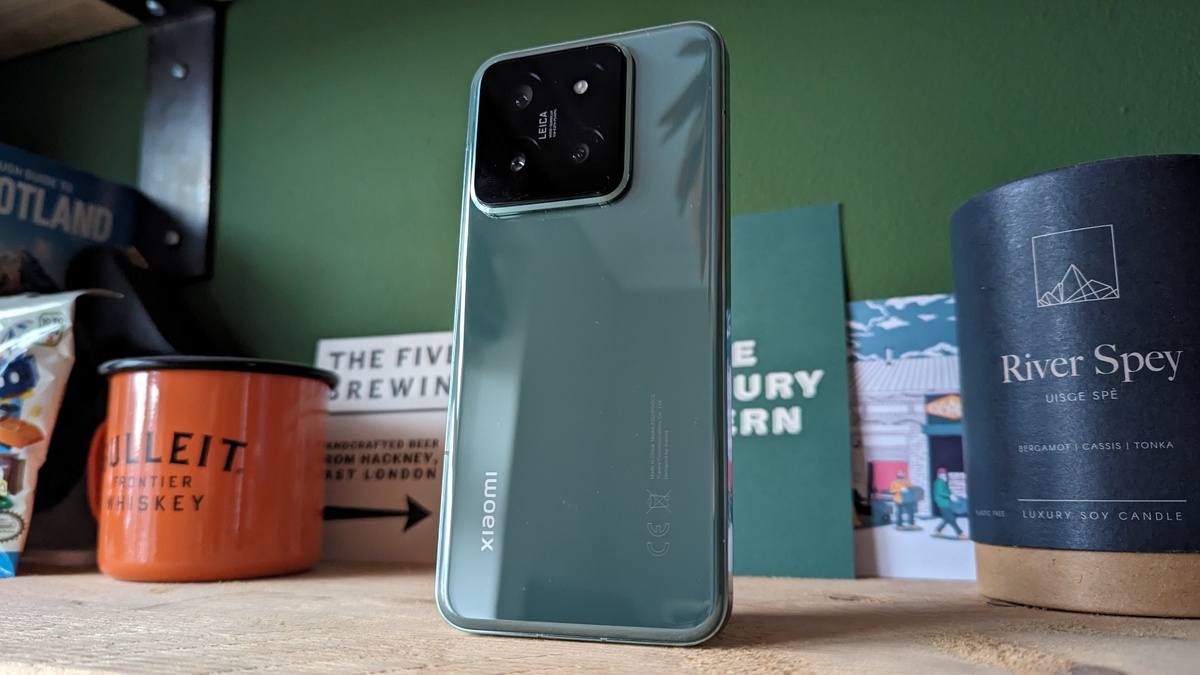 Xiaomi 14 выглядит и ощущается в руке, как премиальное устройство