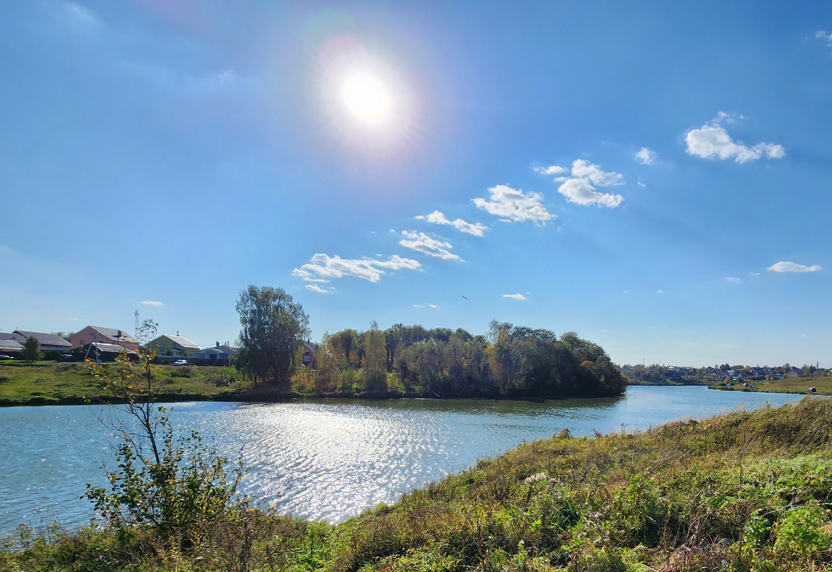 Фото озера после полудня в сентябре 