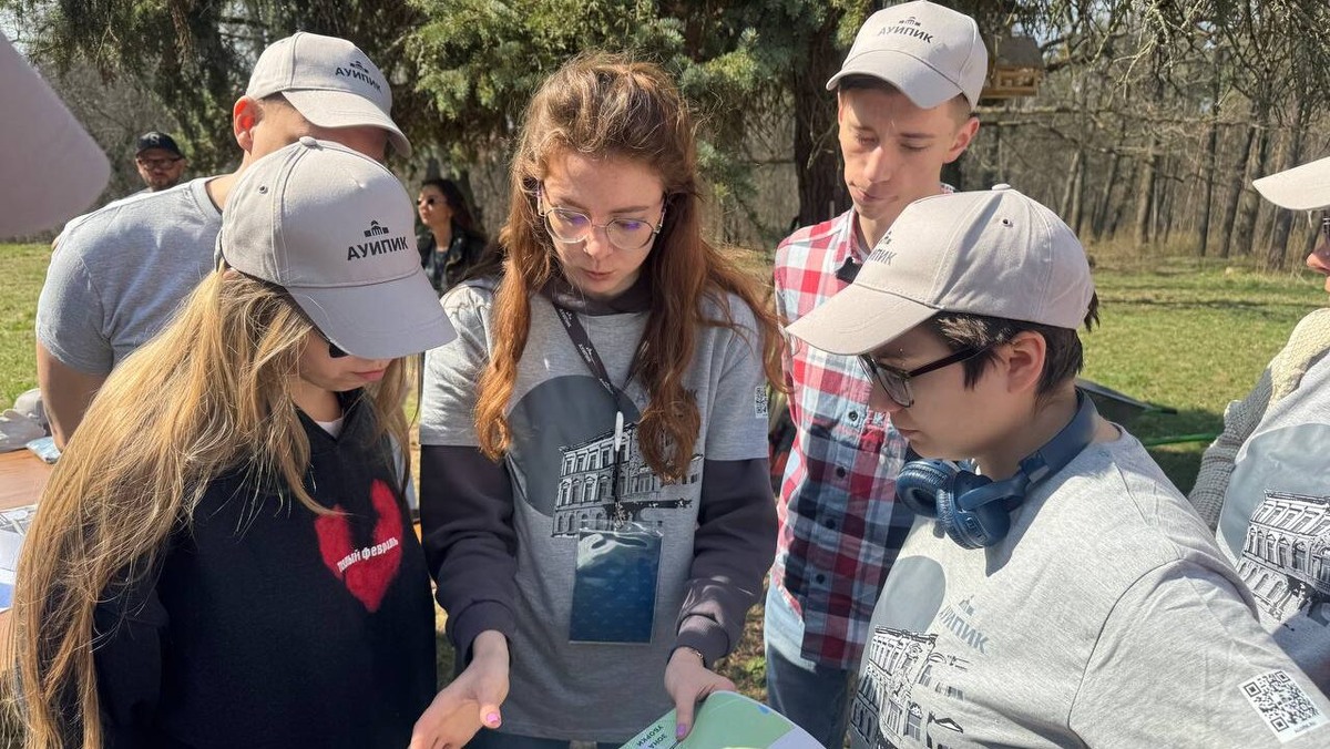    Сотрудники Ассоциации Добро.рф на субботнике в усадьбе Суханово. Фото: Всероссийское общественное движение «Волонтёры культуры»