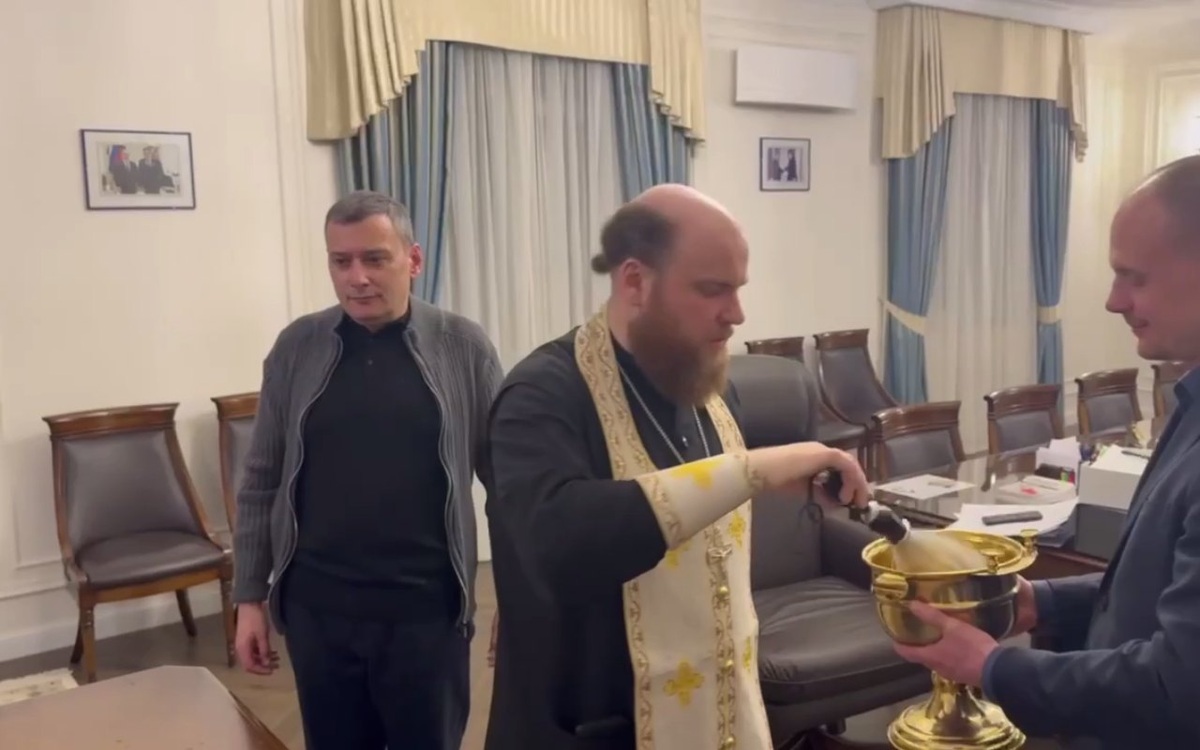    Курский глава Хинштейн освятил свой кабинет в облправительстве после ареста предшественника Скриншот из видео в телеграм-канале Александра Хинштейна