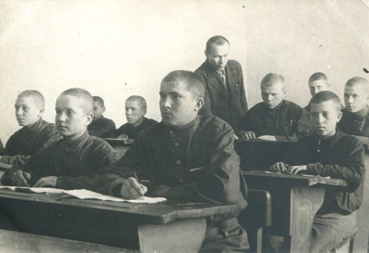 Фотография из альбома о жизни ремесленного училища № 13 г. Магнитогорска за 1941—1942 годы