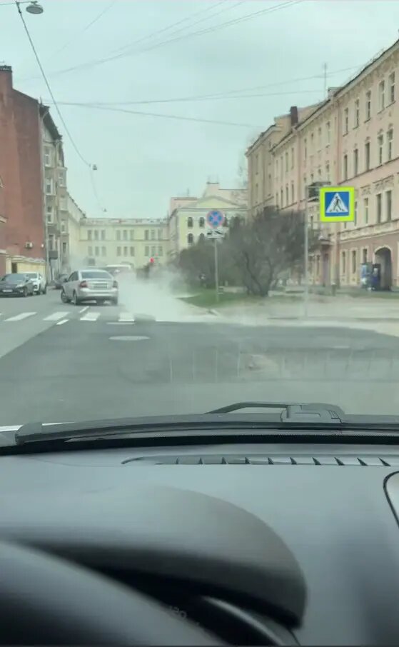    Фото: стоп-кадр видео из телеграм-канала «Мегаполис | ДТП и ЧП | Санкт-Петербург | Питер»