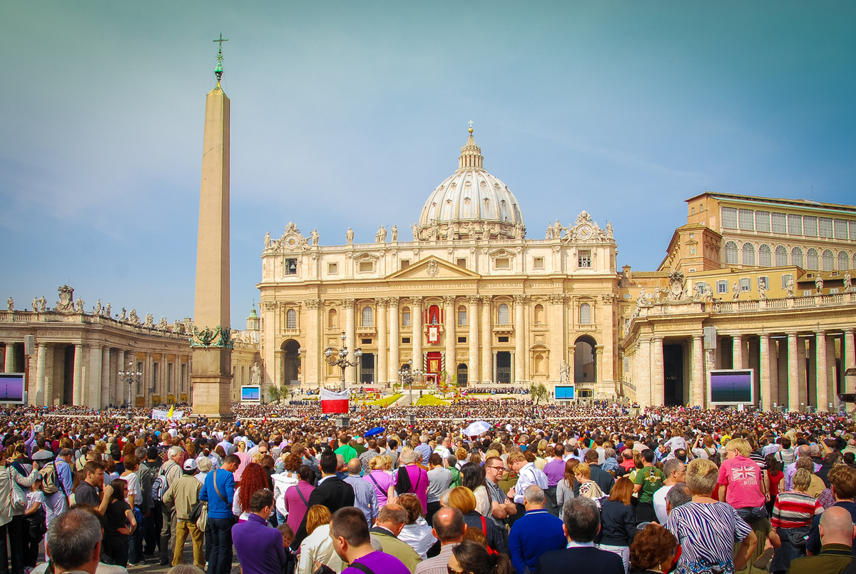 Источник https://megustavolar.iberia.com/wp-content/uploads/ltf/2019/04/L2F-Apr-19-pic-Italy-Rome-Vatican-Easter-St-Peters-Square-iStock-471701496.jpg