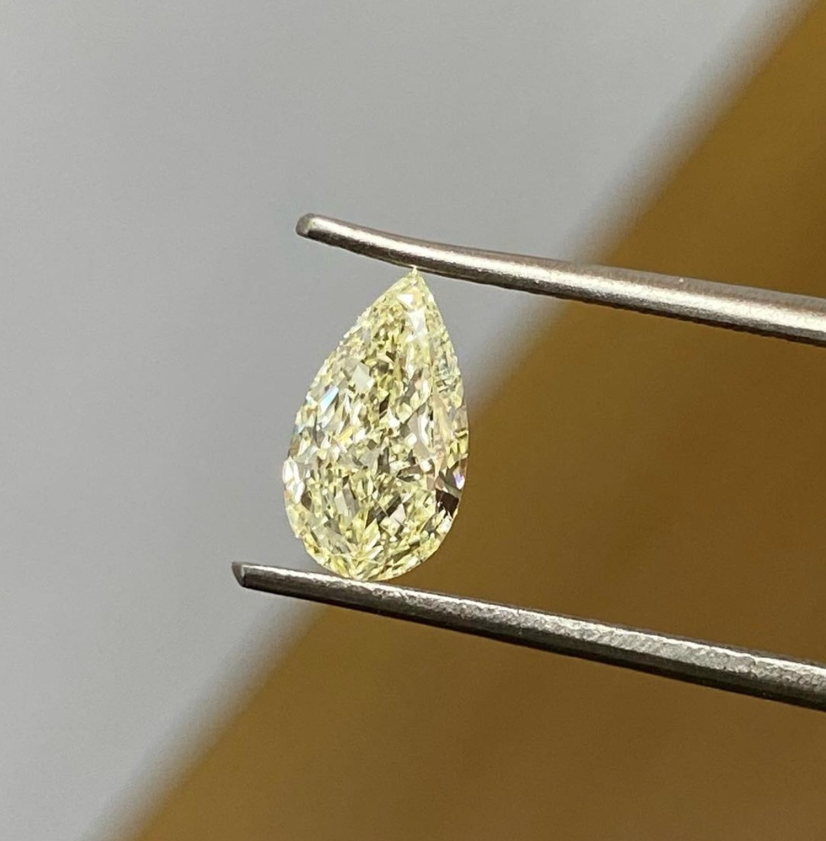 Светло-желтый бриллиант в огранке груша. Тут идеально все: пропорции, форма, огранка, симметрия, цвет