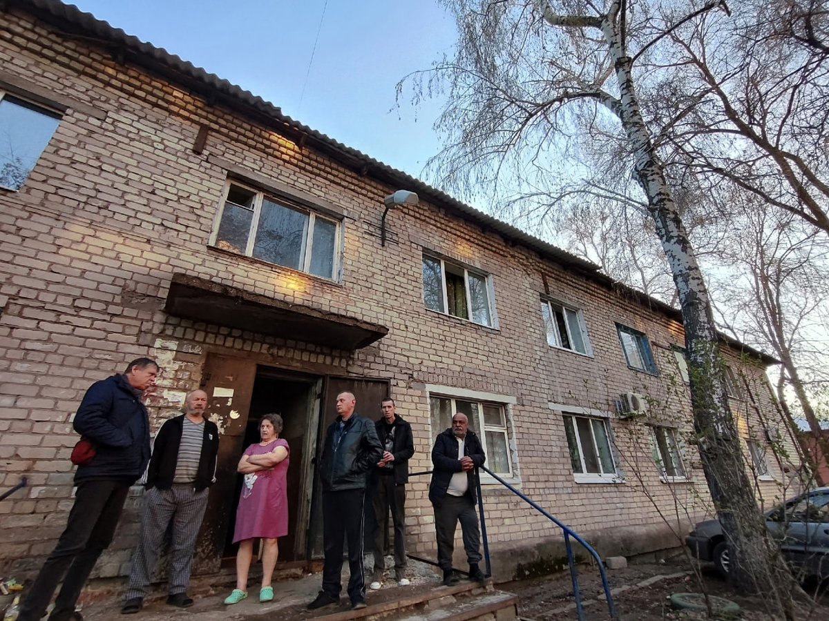 Встреча депутата фракции КПРФ в Самарской Губернской Думе Максима Фёдорова и первого секретаря Куйбышевского райкома КПРФ Оксаны Романовой с жителями дома по адресу ул. Парниковая, 17