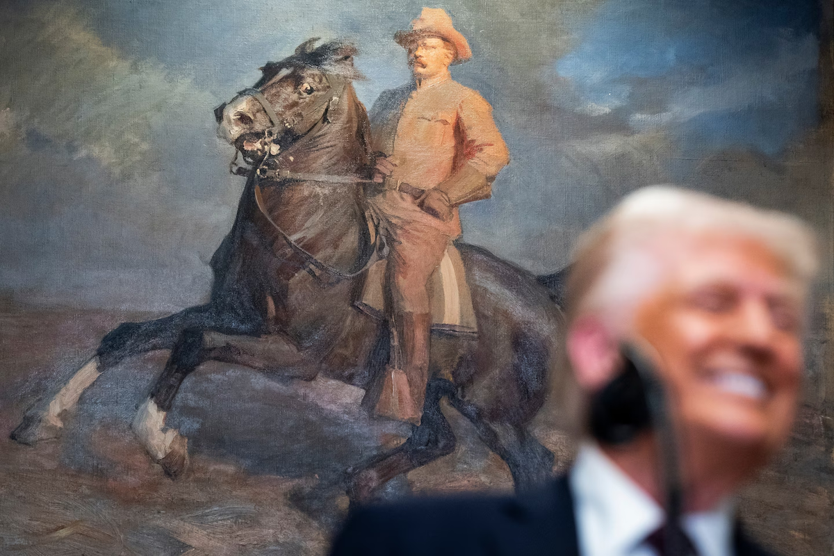 Портрет Тедди Рузвельта на лошади возвышается позади президента Дональда Трампа в Белом доме.