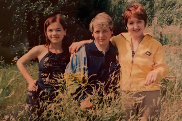    Елена Темникова (слева) в детстве / lenatemnikovaofficial/Instagram