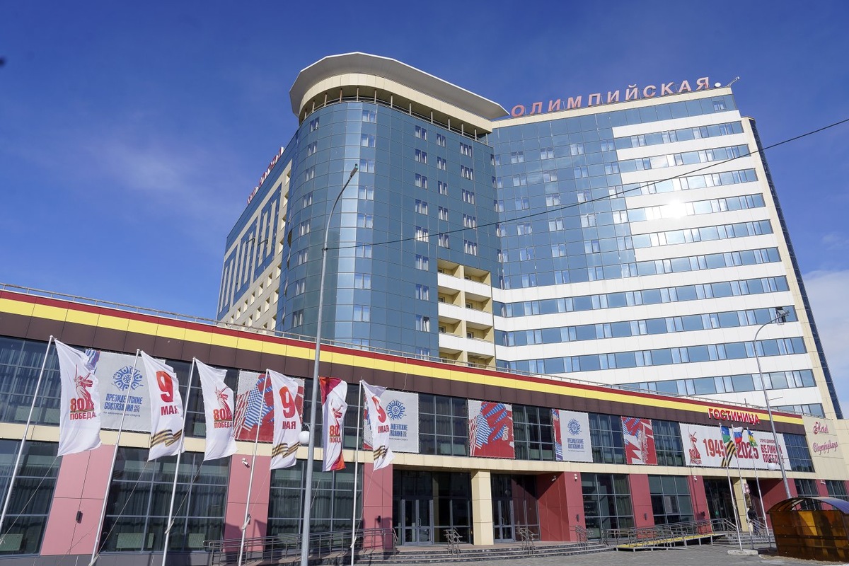    Ханты-Мансийск раскрашен в цвета Победы: праздничное оформление разместили на домах и транспорте