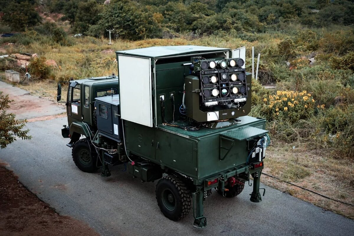 Индия успешно испытала лазерно-направленное энергетическое оружие Mk II(A) для борьбы с беспилотниками и ракетами. Фото: DRDO