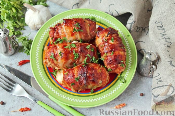 куриное филе, бекон сырокопчёный, сыр плавленый копчёный, соус соевый, кетчуп, гвоздика, перец чёрный горошком