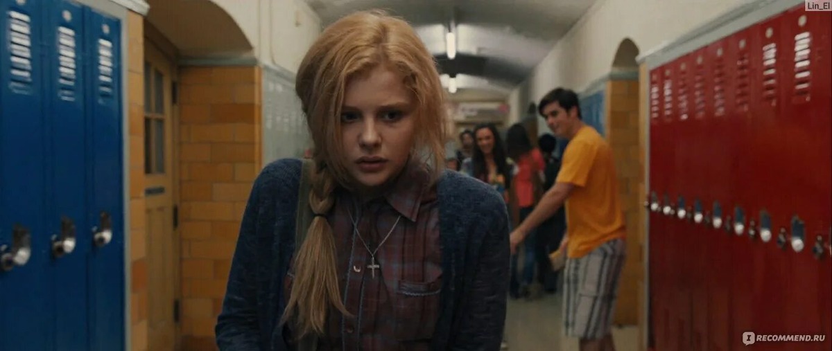 Картинка пример как Скай была изгоем в школе.