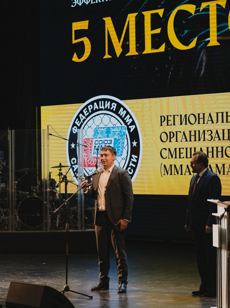     Александр Гурьянов на подведении итогов 2024 года в городе Обнинске. Фото: федерация ММА Самарской области.
