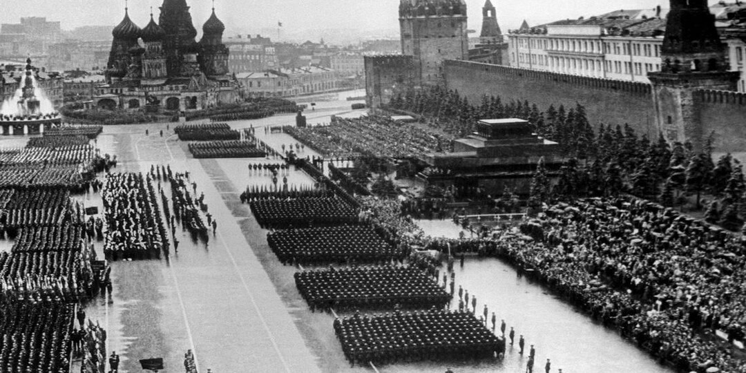 Железные кони на Красной площадив июне 45-го