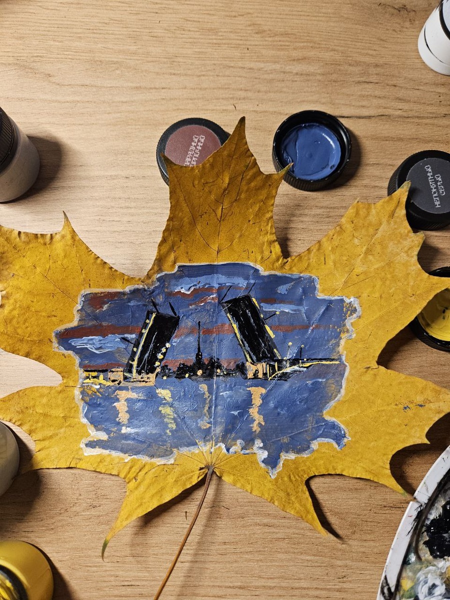 Дворцовый мост на кленовом листе (фотография автора).