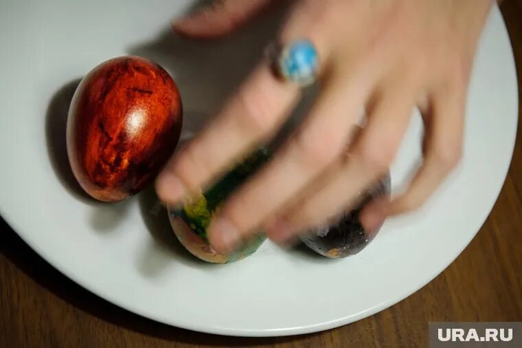 Нутрициолог советует использовать натуральные красители для пасхальных яиц. Фото: Владимир Жабриков © URA.RU