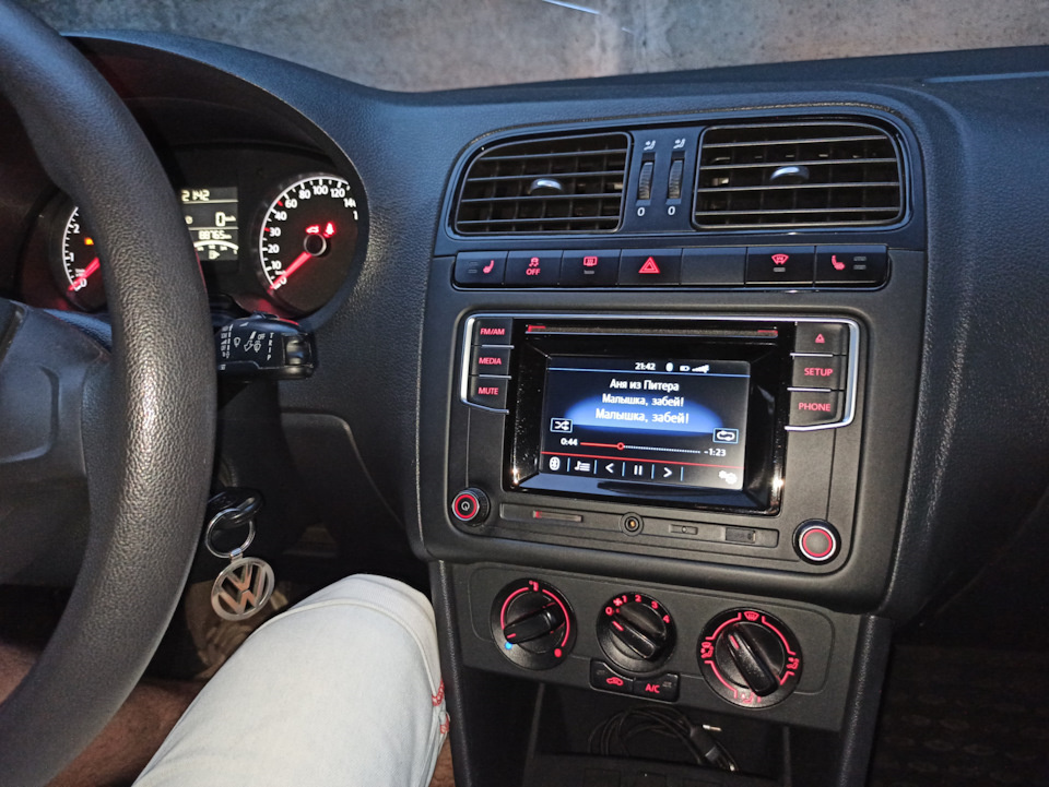 Магнитола (6RF 035 187B)