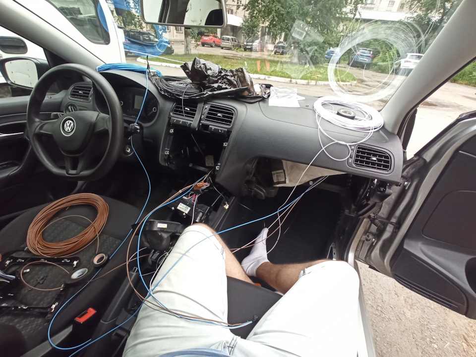 Снял магнитолу, корзину магнитолы, вещевой ящик. И над жгутом проводов, который под торпедой, пробросил 4 жилы: 2 — кан-шина, 2 — питание обогрева сидений. Уложил новый жгут проводки полностью по штатному жгуту