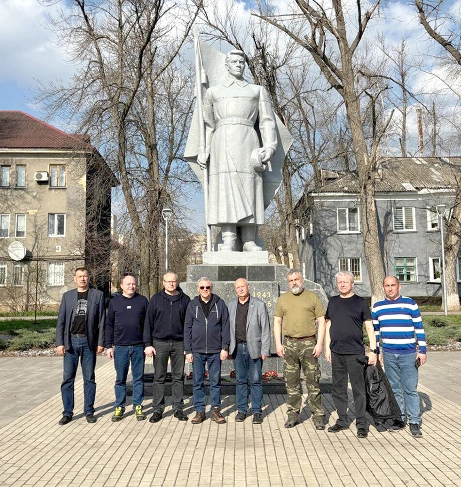    Нижегородские парламентарии своими глазами увидели, как шаг за шагом наши специалисты меняют облик Харцызска. Фото: Законодательное собрание Нижегородской области