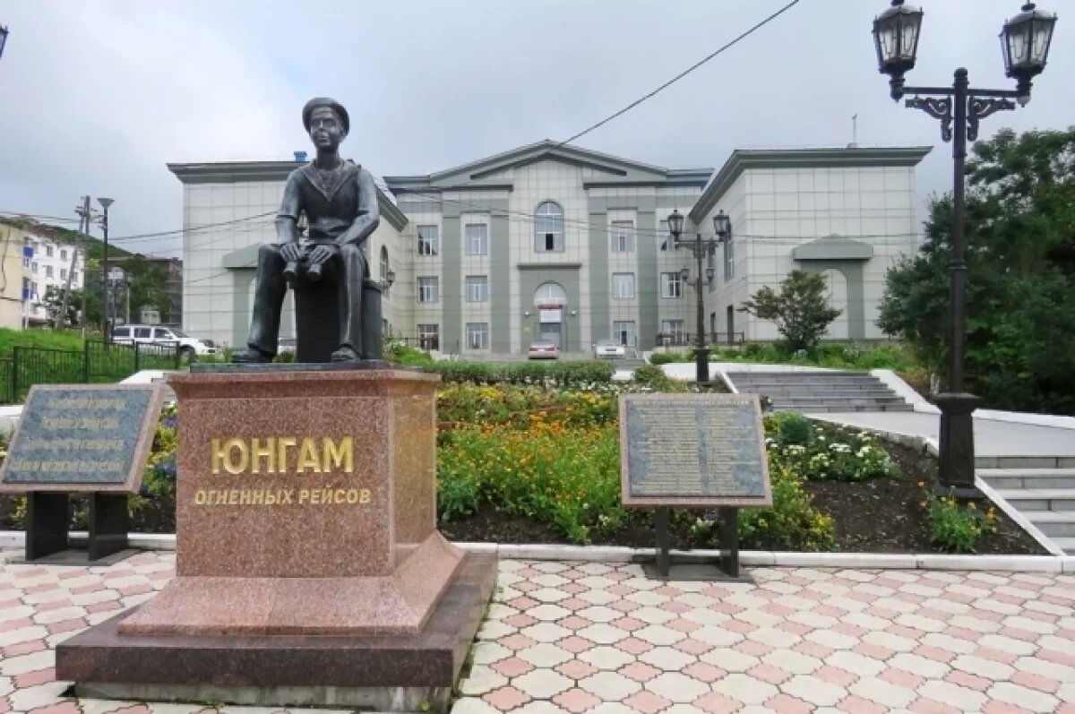    Памятник юнгам огненных рейсов. Холмск.