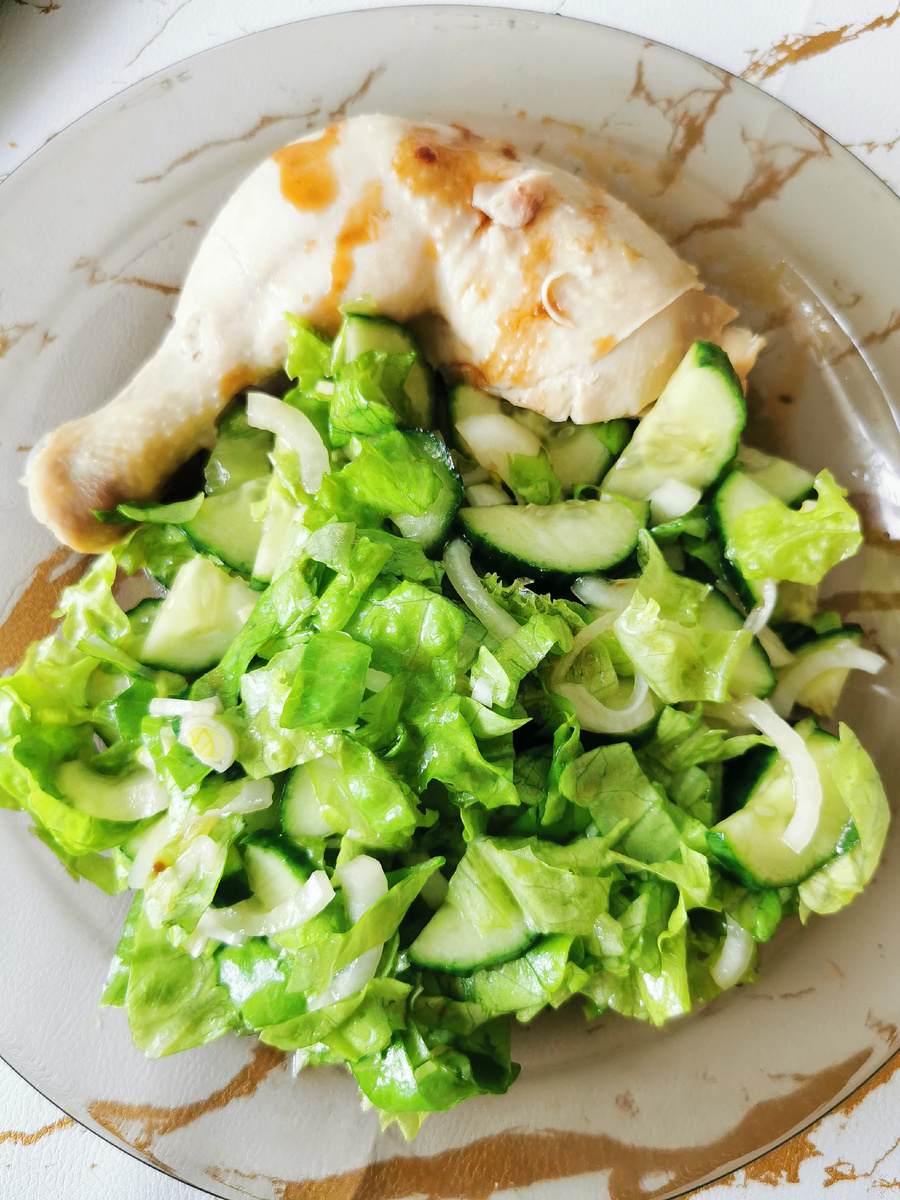 Зеленый салатик и нога курочки!)