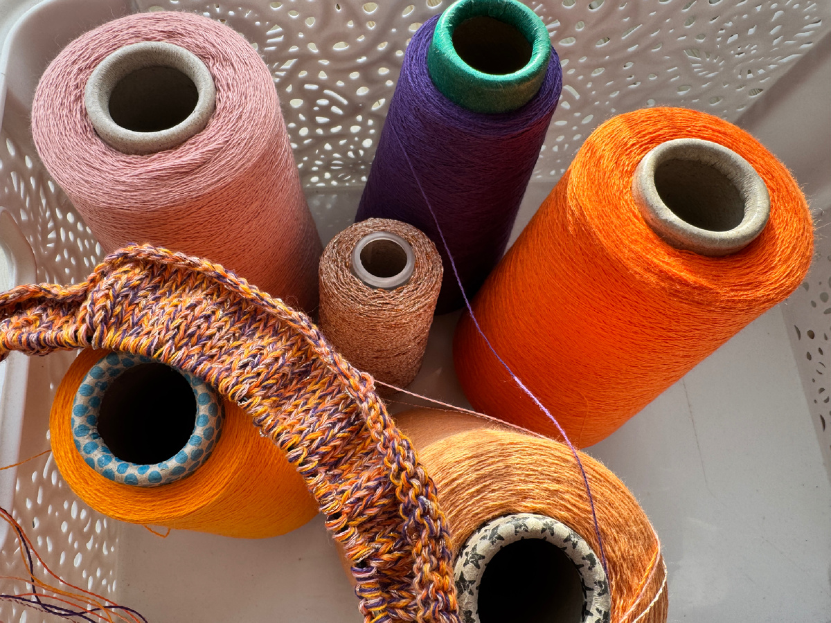 Вот что я навытворяла😉 Собрала несколько ярких ниточек, добавила узелковый люрекс и начала творить👌Ну а что из этого получится, поглядим 😉