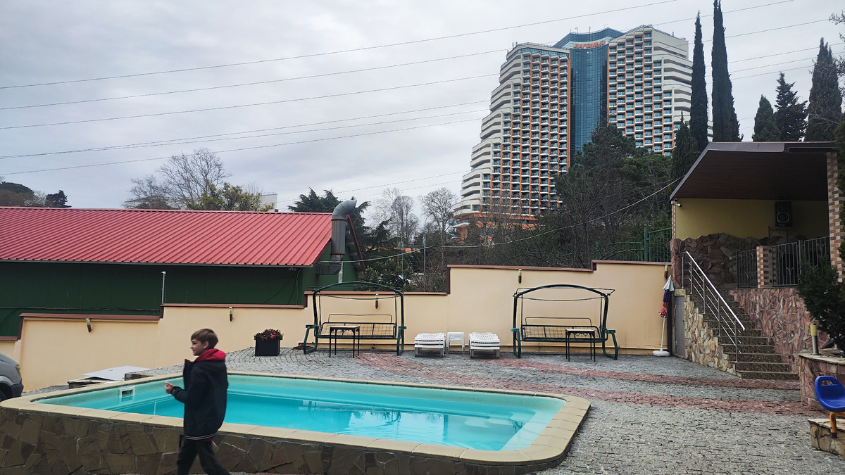 вид из двора гостиницы на пансионат Дагомыс