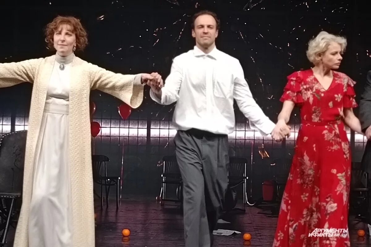    Спектакль — как вспышки памяти главного героя.