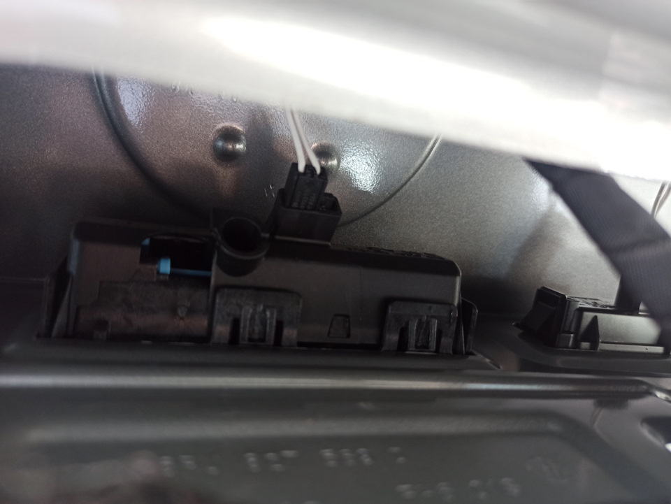 Крепеж внутри крышки багажника ручки на POLO 2020г