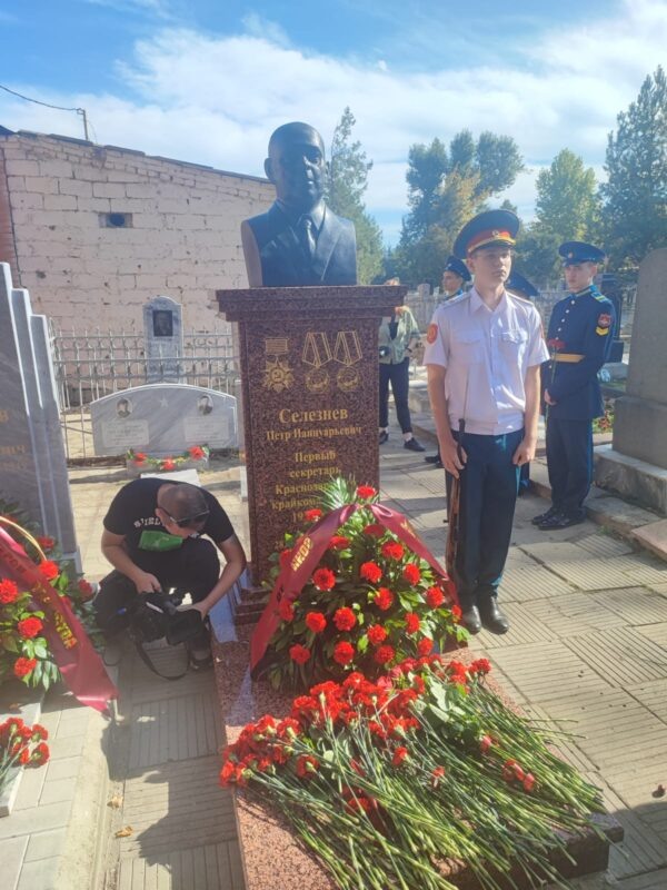 У памятника Петру Селезневу. Фото: op-krd.ru