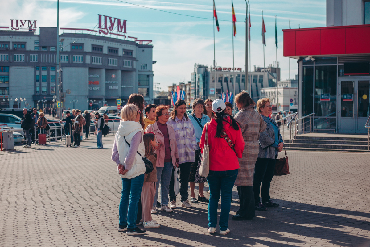 Туристы на бесплатной экскурсии по Нижнему Новгороду
