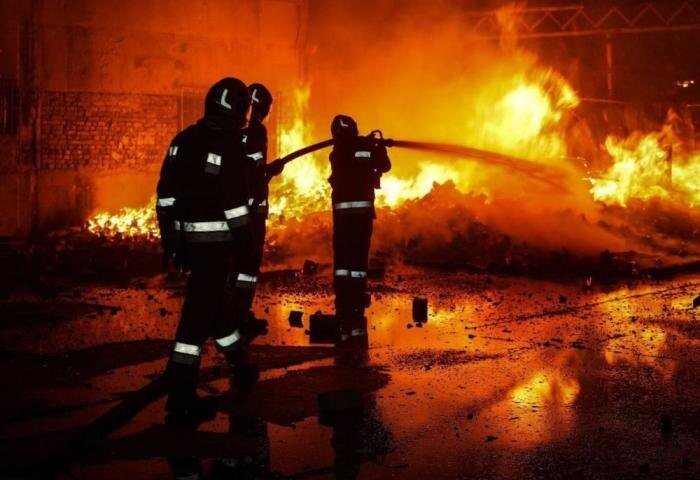 Николаев – пожар после прилёта Герани по складам «частного предприятия», источник Телеграм-канал Сводки и Аналитика СВО (Резерв)