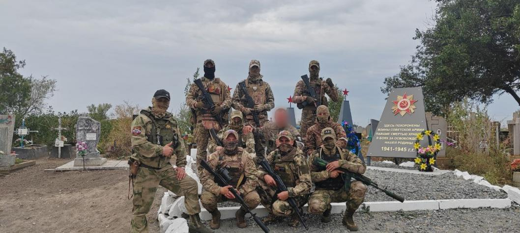 Военнослужащие "Ермака" у восстановленных могил советских солдат, погибших в Великой Отечественной войне. | Фото: инфоцентр правительства Тюменской области