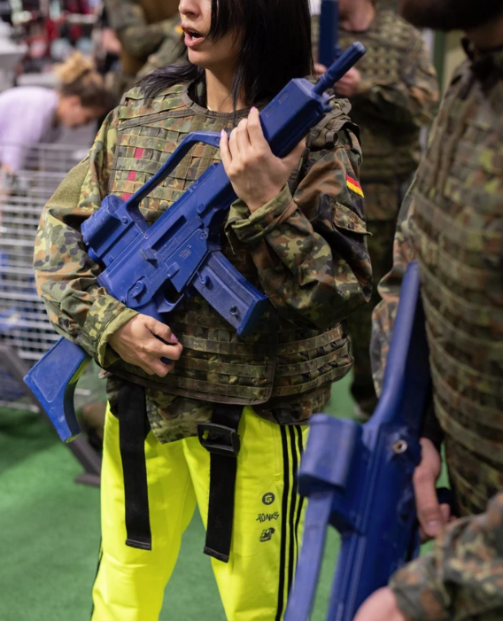 Довольно громоздко: посетитель выставки Fibo с синим манекеном винтовки © Франк Рёт