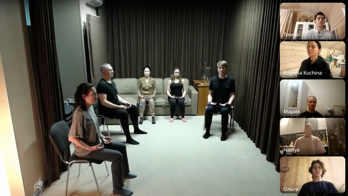 Группа на курсе занимается биосенсорными медитативными практиками.