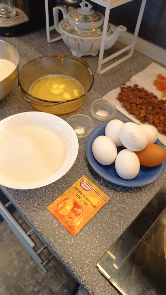 Наполнение кулича изюм и курага. Нужно залить изюм кипятком и оставить на 5 минут, воду слить , а изюм выложить на салфетку, курагу порезать на кубики.