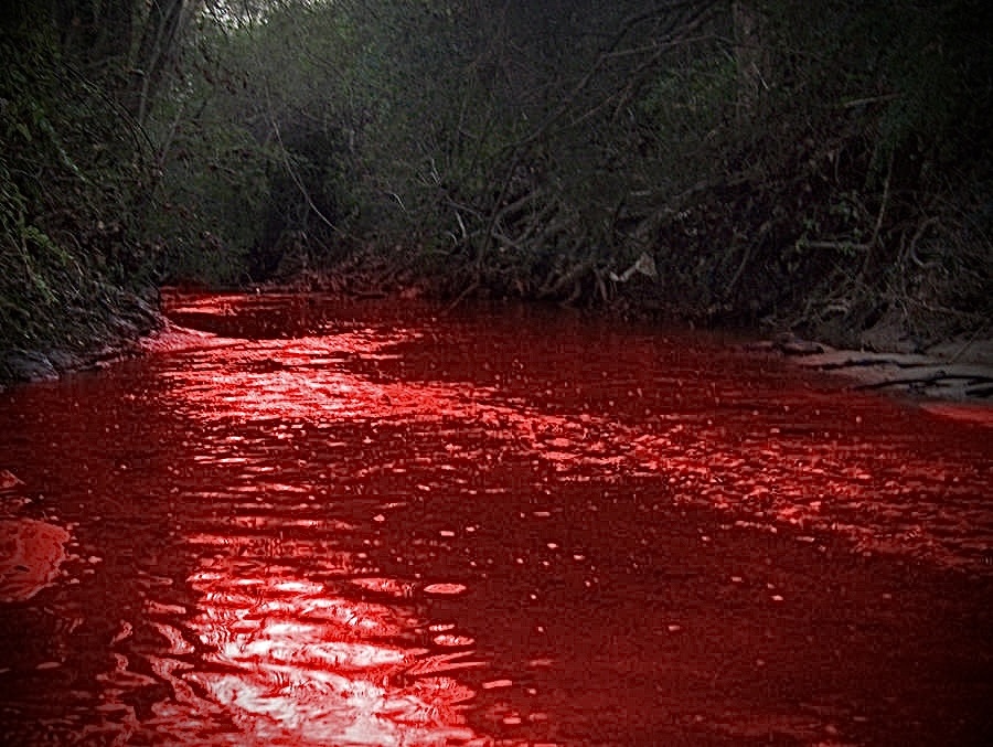 Река красного цвета