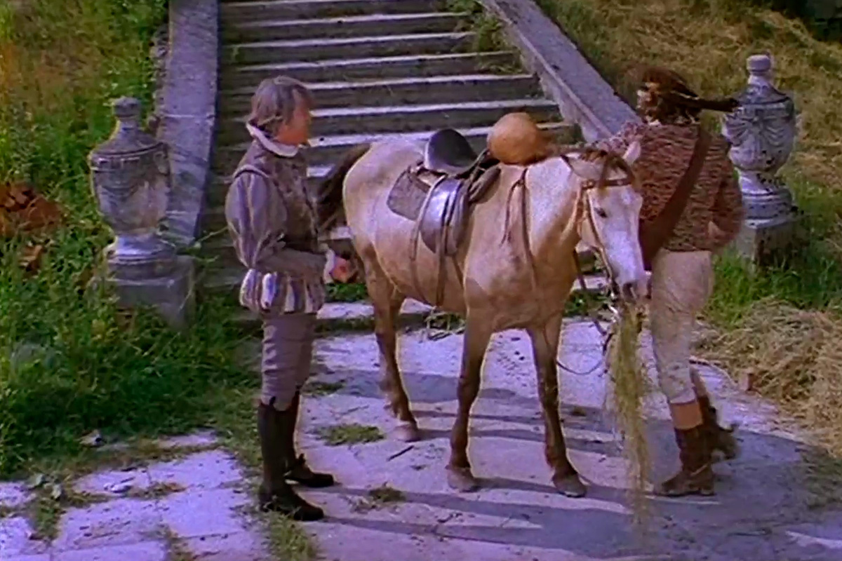 Odesa Film Studio / YouTube📷Д’Артаньян прощается с отцом на фоне лестницы Свиржского замка, кадр из фильма «Д’Артаньян и три мушкетера»