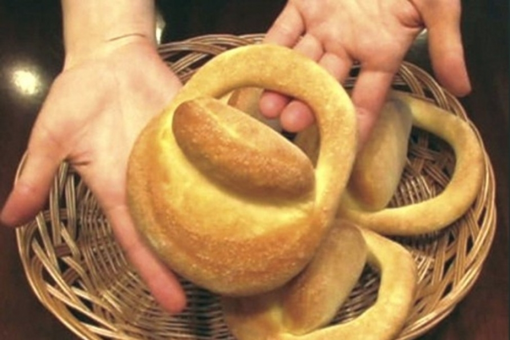 Калач в форме замка с круглой дужкой