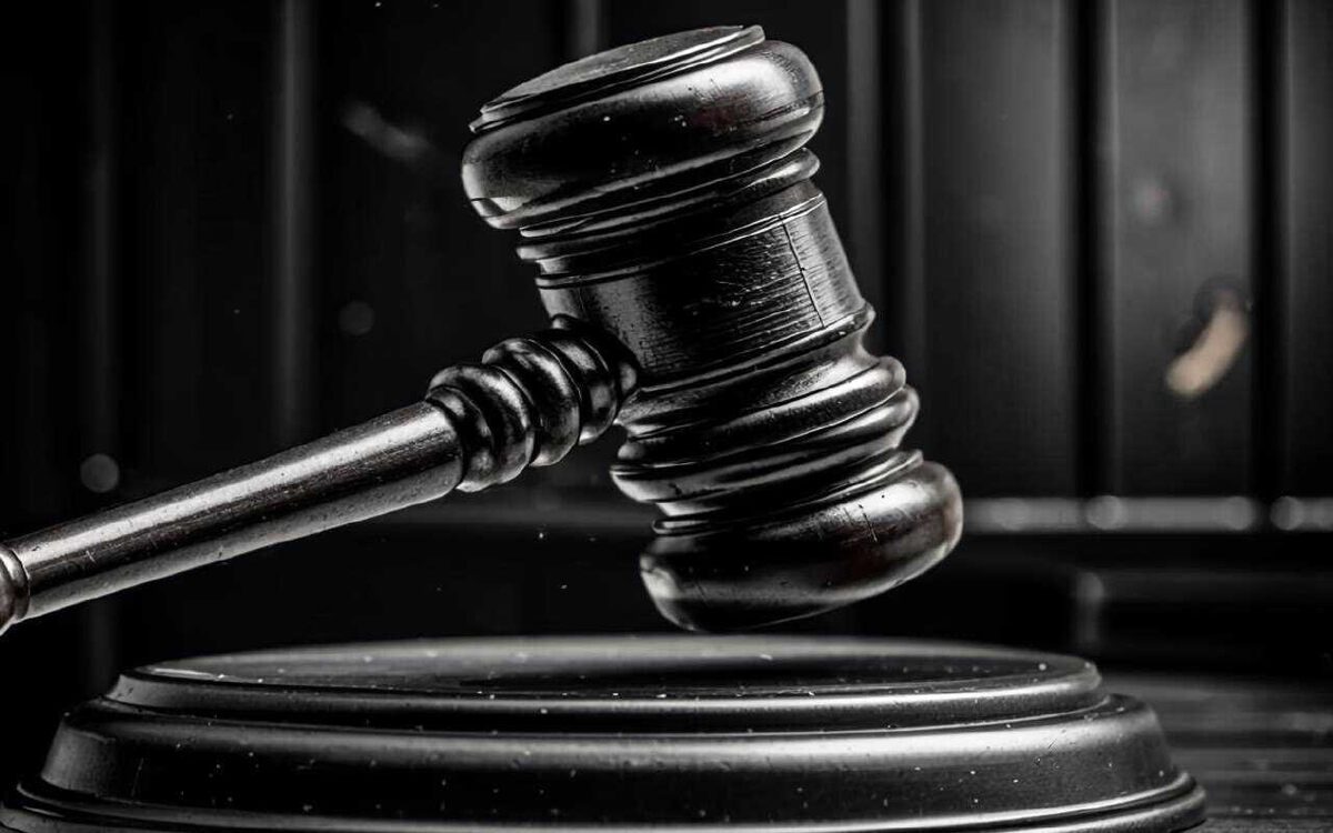    Генпрокуратура требует взыскать активы Raven Russia на 991 млн рублей Иллюстрация: нейросеть «Кандинский»