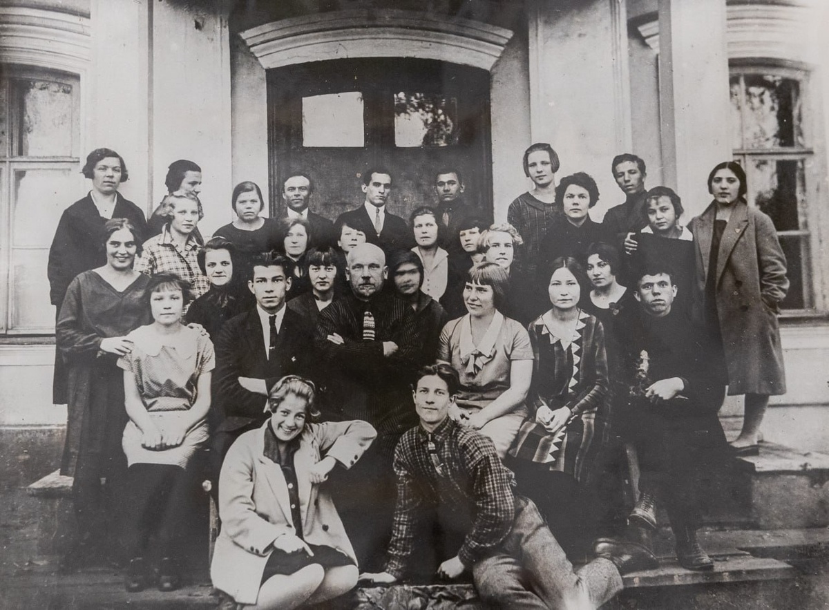 Варвара Гайгерова с участниками хоро-сольного коллектива у Дома искусств (1929 г.)