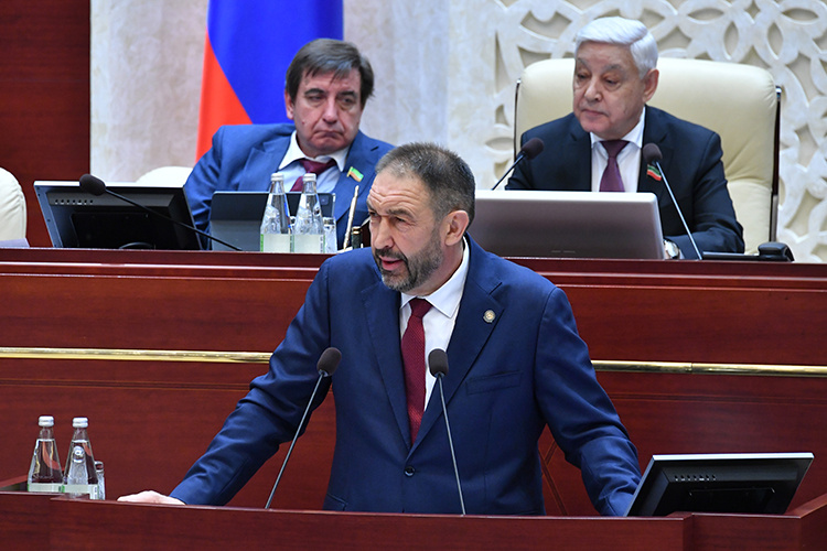    Алексей Песошин: «За прошедшее время было достаточно много атак на наши объекты. Неоднократно вводился и вводится сигнал беспилотной опасности. Но в последнее время, как вы видите, никаких инцидентов нет».   
Фото: prav.tatarstan.ru