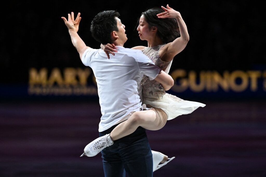    Двукратные чемпионы мира Рику Миура и Риюти Кихара вносят свою лепту, чтобы японская дружина на домашнем льду оказала достойную конкуренцию фаворитам американцам / Фото: IMAGN IMAGES via Reuters Connect