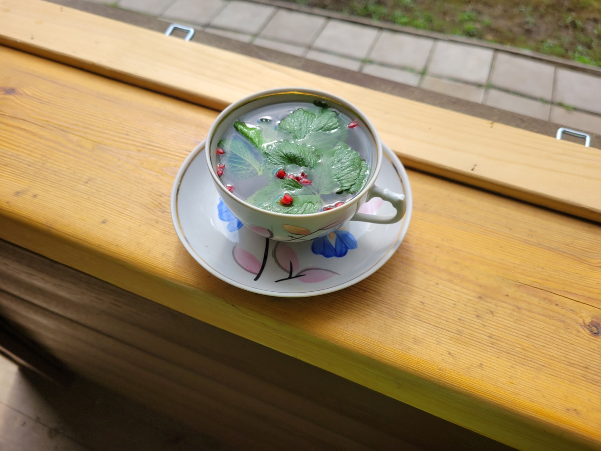 Чай с листьями клубники и с замороженными ягодами барбариса