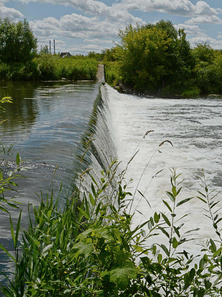 Водопад образован плотиной водозабора сахарного завода