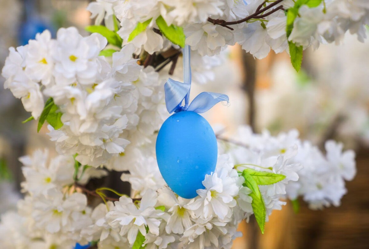    Город украсили 300 праздничными конструкциями к Пасхе