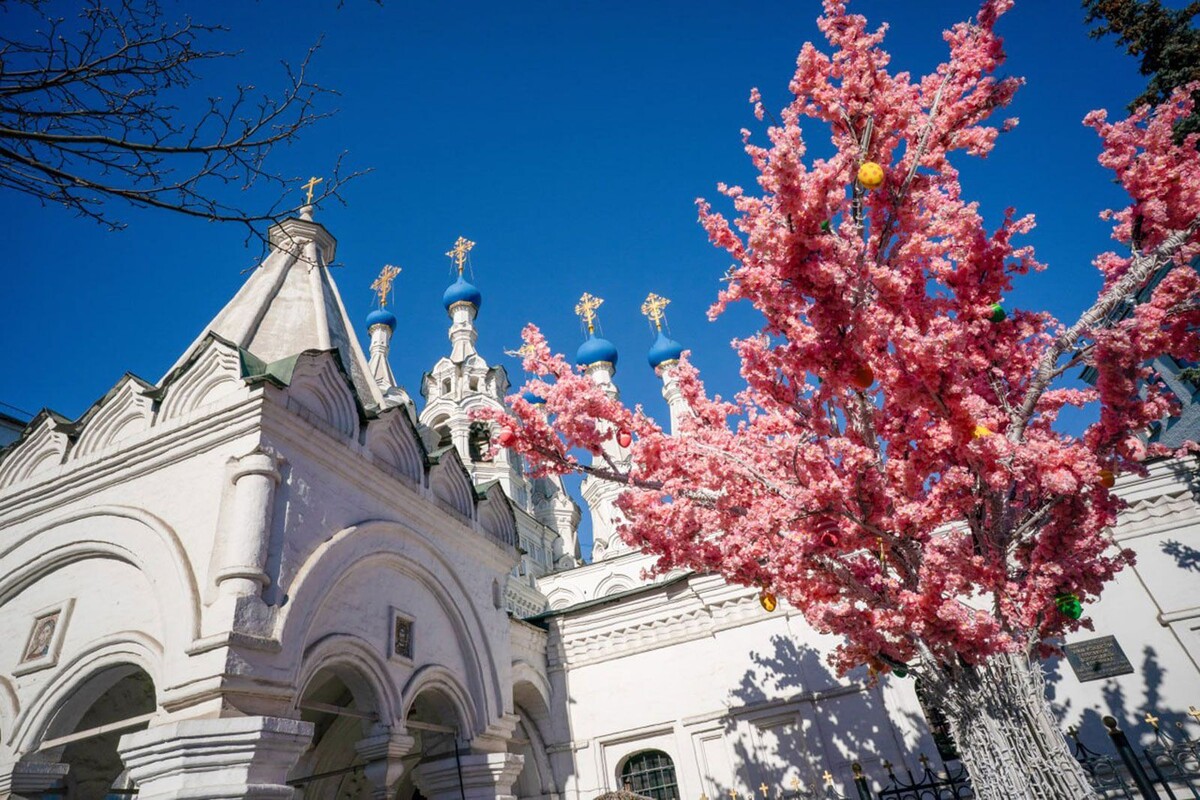    Город украсили 300 праздничными конструкциями к Пасхе