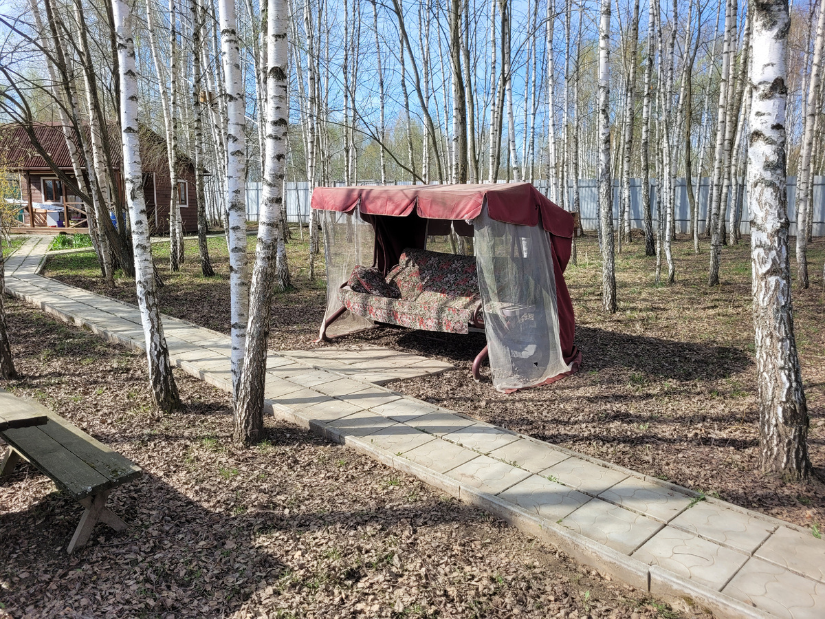 Качели. На них мы спасаемся от жары летом