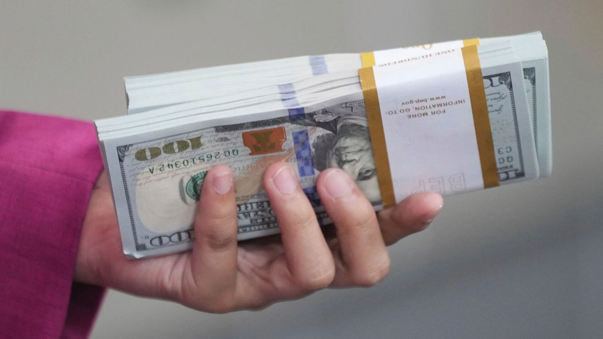 Апрель — последний шанс закупить доллар США по низкому курсу. К концу весны рублю не избежать падения. Фото: AP/TASS